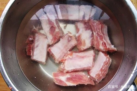 白萝卜炖汤好吃有诀窍，多加这1步1料，萝卜鲜甜透亮无异味，真香(白萝卜的炖汤的做法视频教程)